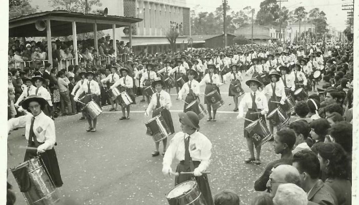 Fanfarra do Externato Santo Antonio durante desfile cívico na Avenida Goiás, no momento em que passava diante do Teatro Santos Dumont e do palanque de autoridades. Década de 1980
Crédito: Centro de Documentação Histórica/FPMSCS
